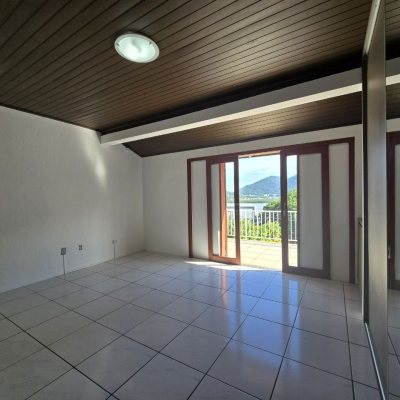 Casa Residencial com 215m², 3 quartos, 1 suíte, 2 garagens, no bairro João Paulo em Florianópolis