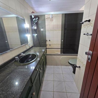 Casa Residencial com 215m², 3 quartos, 1 suíte, 2 garagens, no bairro João Paulo em Florianópolis