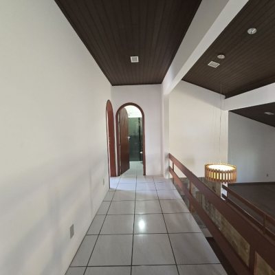 Casa Residencial com 215m², 3 quartos, 1 suíte, 2 garagens, no bairro João Paulo em Florianópolis