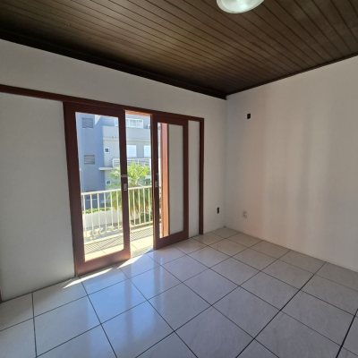 Casa Residencial com 215m², 3 quartos, 1 suíte, 2 garagens, no bairro João Paulo em Florianópolis