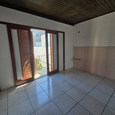Casa Residencial com 215m², 3 quartos, 1 suíte, 2 garagens, no bairro João Paulo em Florianópolis