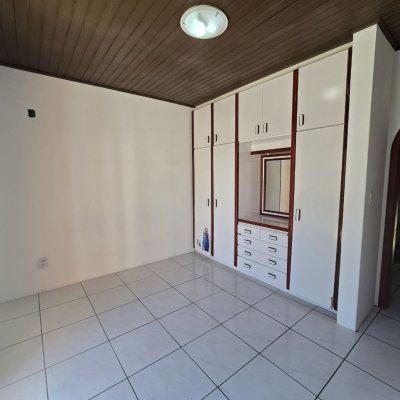Casa Residencial com 215m², 3 quartos, 1 suíte, 2 garagens, no bairro João Paulo em Florianópolis