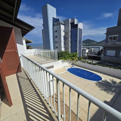 Casa Residencial com 215m², 3 quartos, 1 suíte, 2 garagens, no bairro João Paulo em Florianópolis
