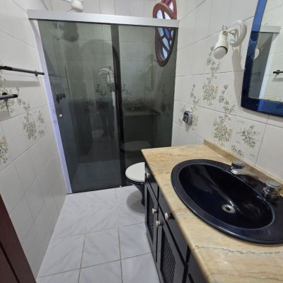 Casa Residencial com 215m², 3 quartos, 1 suíte, 2 garagens, no bairro João Paulo em Florianópolis