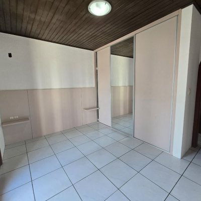 Casa Residencial com 215m², 3 quartos, 1 suíte, 2 garagens, no bairro João Paulo em Florianópolis