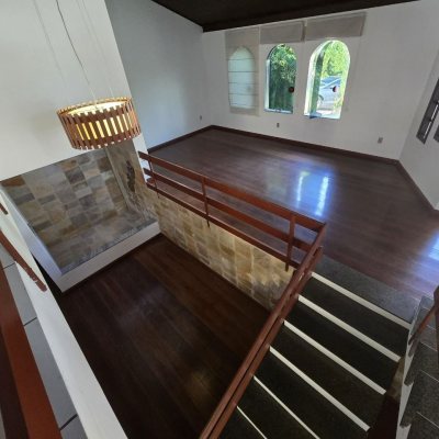 Casa Residencial com 215m², 3 quartos, 1 suíte, 2 garagens, no bairro João Paulo em Florianópolis