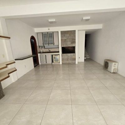 Casa Residencial com 215m², 3 quartos, 1 suíte, 2 garagens, no bairro João Paulo em Florianópolis