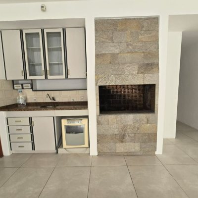 Casa Residencial com 215m², 3 quartos, 1 suíte, 2 garagens, no bairro João Paulo em Florianópolis