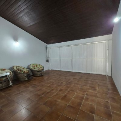 Casa Residencial com 215m², 3 quartos, 1 suíte, 2 garagens, no bairro João Paulo em Florianópolis