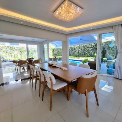 Casa Residencial com 470m², 4 quartos, 4 suítes, 4 garagens, no bairro Jurerê Internacional em Florianópolis