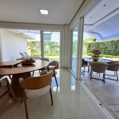 Casa Residencial com 470m², 4 quartos, 4 suítes, 4 garagens, no bairro Jurerê Internacional em Florianópolis