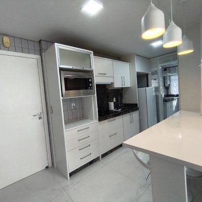 Apartamentos com 120m², 3 quartos, 1 suíte, 2 garagens, no bairro Centro em Florianópolis
