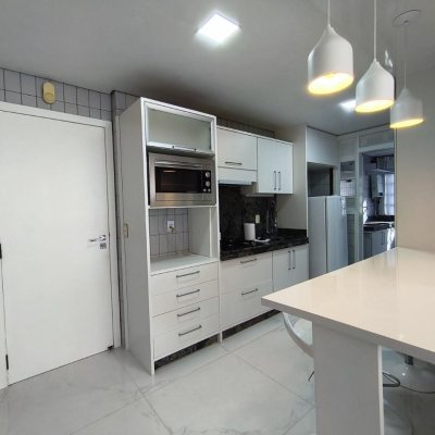 Apartamentos com 120m², 3 quartos, 1 suíte, 2 garagens, no bairro Centro em Florianópolis
