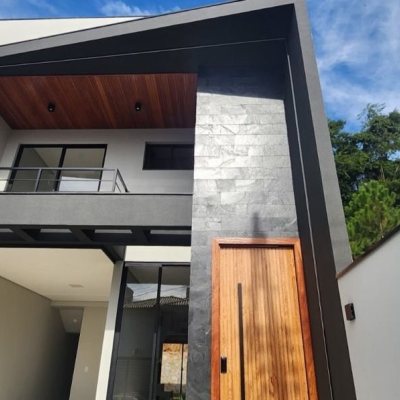 Sobrado Residencial com 153m², 3 quartos, 1 suíte, 1 garagem, no bairro Ipiranga em São José