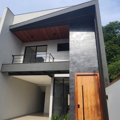 Sobrado Residencial com 153m², 3 quartos, 1 suíte, 1 garagem, no bairro Ipiranga em São José