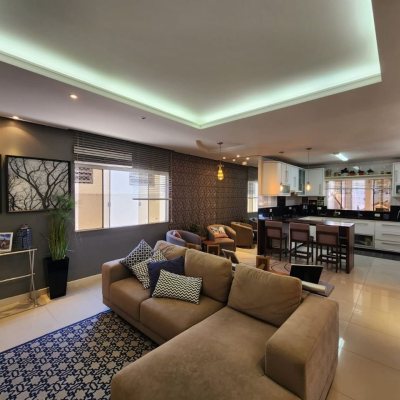 Casa Residencial com 204m², 4 quartos, 1 suíte, 4 garagens, no bairro Agronômica em Florianópolis