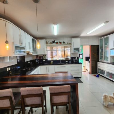 Casa Residencial com 204m², 4 quartos, 1 suíte, 4 garagens, no bairro Agronômica em Florianópolis