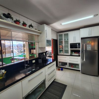 Casa Residencial com 204m², 4 quartos, 1 suíte, 4 garagens, no bairro Agronômica em Florianópolis