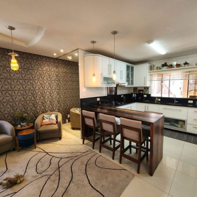 Casa Residencial com 204m², 4 quartos, 1 suíte, 4 garagens, no bairro Agronômica em Florianópolis