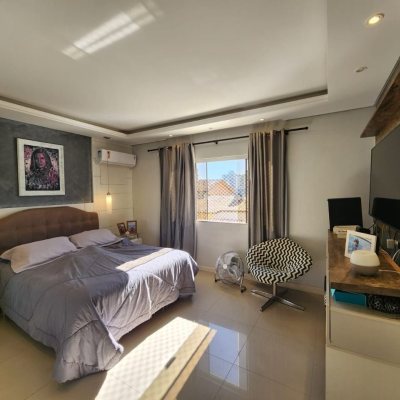 Casa Residencial com 204m², 4 quartos, 1 suíte, 4 garagens, no bairro Agronômica em Florianópolis