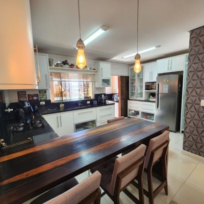 Casa Residencial com 204m², 4 quartos, 1 suíte, 4 garagens, no bairro Agronômica em Florianópolis