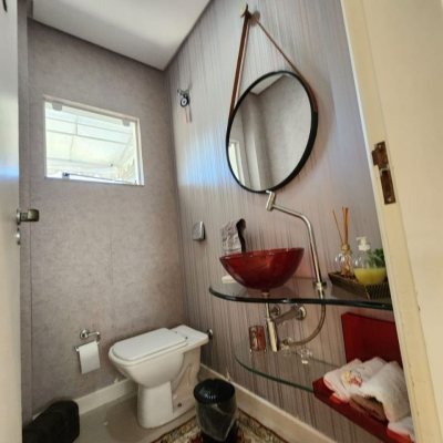 Casa Residencial com 204m², 4 quartos, 1 suíte, 4 garagens, no bairro Agronômica em Florianópolis