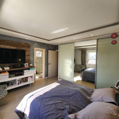 Casa Residencial com 204m², 4 quartos, 1 suíte, 4 garagens, no bairro Agronômica em Florianópolis