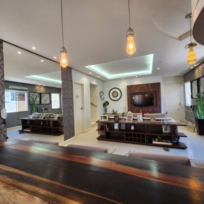 Casa Residencial com 204m², 4 quartos, 1 suíte, 4 garagens, no bairro Agronômica em Florianópolis