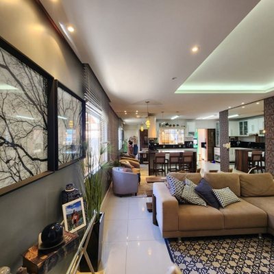 Casa Residencial com 204m², 4 quartos, 1 suíte, 4 garagens, no bairro Agronômica em Florianópolis