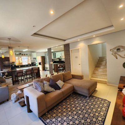 Casa Residencial com 204m², 4 quartos, 1 suíte, 4 garagens, no bairro Agronômica em Florianópolis