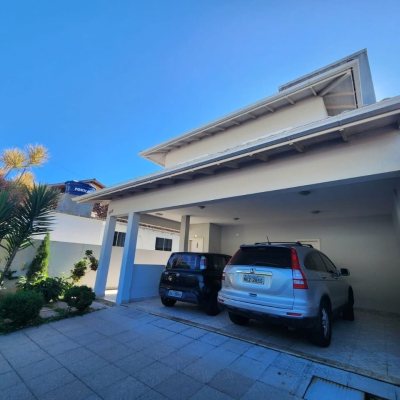 Casa Residencial com 204m², 4 quartos, 1 suíte, 4 garagens, no bairro Agronômica em Florianópolis