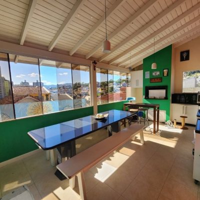 Casa Residencial com 204m², 4 quartos, 1 suíte, 4 garagens, no bairro Agronômica em Florianópolis