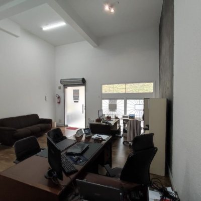 Sala com 77m², no bairro Centro em Florianópolis