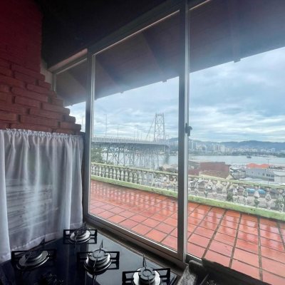 Casa Residencial com 584m², 6 quartos, 1 suíte, no bairro Estreito em Florianópolis