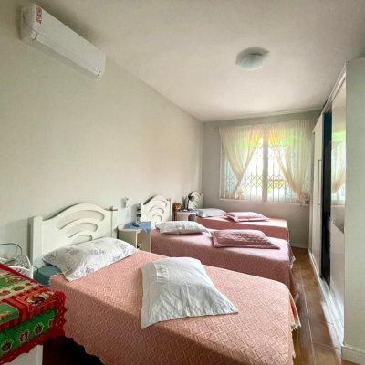 Casa Residencial com 584m², 6 quartos, 1 suíte, no bairro Estreito em Florianópolis