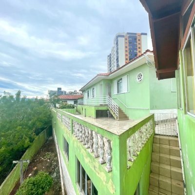 Casa Residencial com 584m², 6 quartos, 1 suíte, no bairro Estreito em Florianópolis