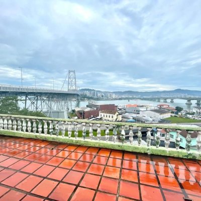 Casa Residencial com 584m², 6 quartos, 1 suíte, no bairro Estreito em Florianópolis