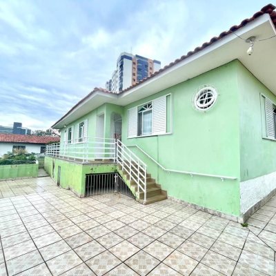Casa Residencial com 584m², 6 quartos, 1 suíte, no bairro Estreito em Florianópolis