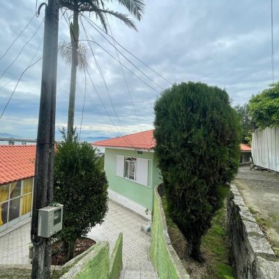 Casa Residencial com 584m², 6 quartos, 1 suíte, no bairro Estreito em Florianópolis
