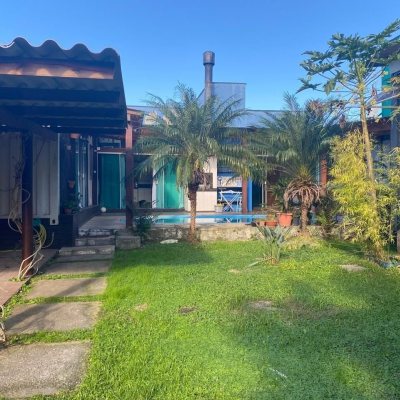 Casa Residencial com 187m², 3 quartos, 4 garagens, no bairro Açores em Florianópolis