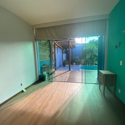 Casa Residencial com 187m², 3 quartos, 4 garagens, no bairro Açores em Florianópolis