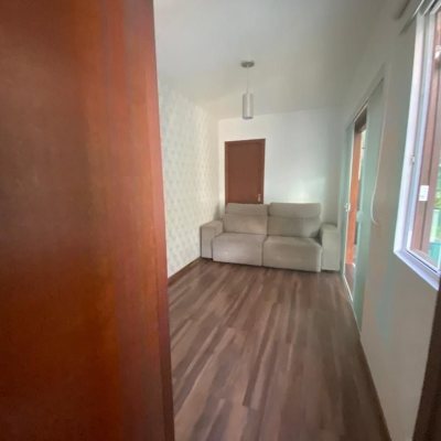 Casa Residencial com 187m², 3 quartos, 4 garagens, no bairro Açores em Florianópolis