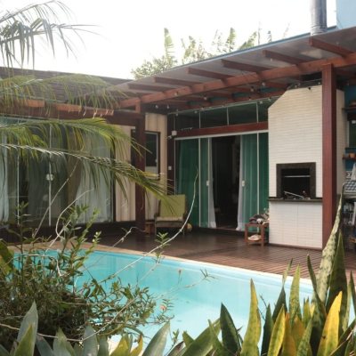 Casa Residencial com 187m², 3 quartos, 4 garagens, no bairro Açores em Florianópolis