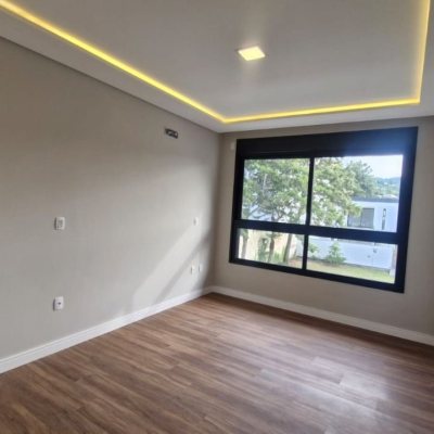 Casa em Condomínio com 214m², 3 quartos, 1 suíte, 2 garagens, no bairro Ingleses do Rio Vermelho em Florianópolis