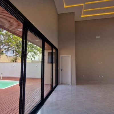 Casa em Condomínio com 214m², 3 quartos, 1 suíte, 2 garagens, no bairro Ingleses do Rio Vermelho em Florianópolis