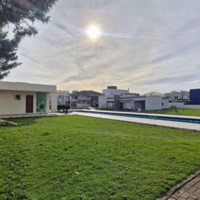 Casa em Condomínio com 214m², 3 quartos, 1 suíte, 2 garagens, no bairro Ingleses do Rio Vermelho em Florianópolis