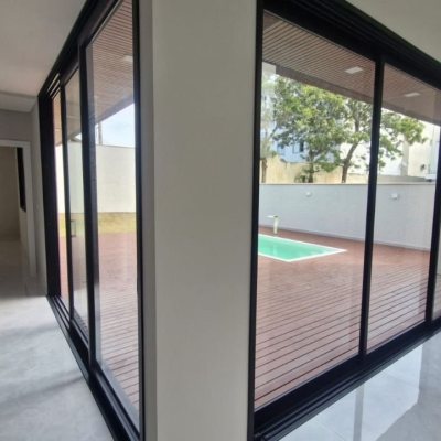 Casa em Condomínio com 214m², 3 quartos, 1 suíte, 2 garagens, no bairro Ingleses do Rio Vermelho em Florianópolis