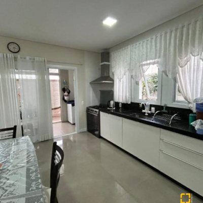 Casa Residencial com 141m², 3 quartos, 3 suítes, 2 garagens, no bairro Ingleses do Rio Vermelho em Florianópolis