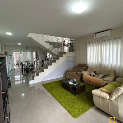 Casa Residencial com 141m², 3 quartos, 3 suítes, 2 garagens, no bairro Ingleses do Rio Vermelho em Florianópolis