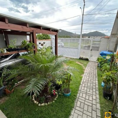 Casa Residencial com 141m², 3 quartos, 3 suítes, 2 garagens, no bairro Ingleses do Rio Vermelho em Florianópolis